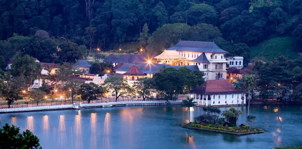 The Temple of the Sacred Tooth Relic or Sri Dalada Maligawa-Kandy-visite kandy